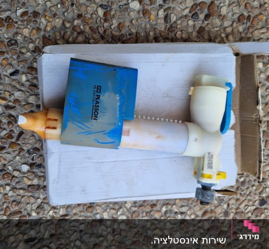 חלקי אינסטלציה מונחים על קרטון